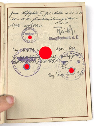 Wehrpaß Heer, eingestellt am  15.3.37 bei Sanitätsstaffel Detmold.