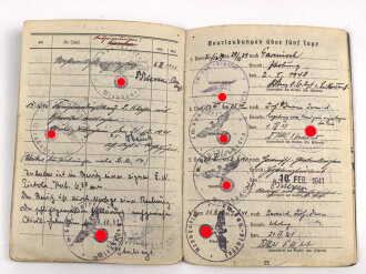 Wehrpaß Heer, eingestellt am  15.3.37 bei Sanitätsstaffel Detmold.