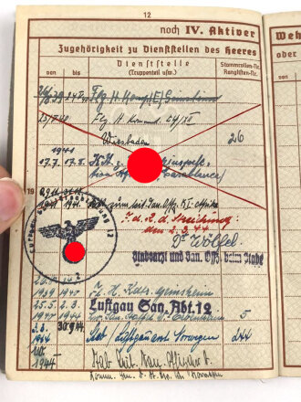 Wehrpaß Heer, eingestellt am  15.3.37 bei Sanitätsstaffel Detmold.