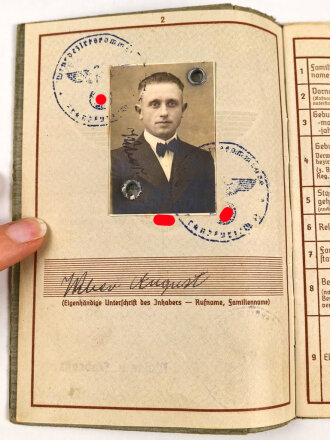 Wehrpaß Heer, ausgestellt am 30.8.1939 bei Pionier Ersatz Btl. 9 Hanau, dazu zwei Verleihungsurkunden