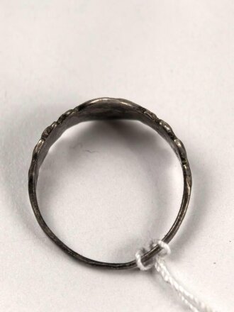 "Turnerbund" Fingerring in gutem Zustand, Höhe  9mm. Kein Hakenkreuz oder Sonnenrad, sondern vier "F" für "Frisch, Fromm, Fröhlich, Frei" dem Wahlspruch der deutschen Turner