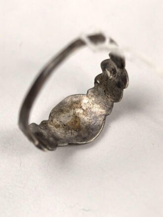 "Turnerbund" Fingerring in gutem Zustand, Höhe  9mm. Kein Hakenkreuz oder Sonnenrad, sondern vier "F" für "Frisch, Fromm, Fröhlich, Frei" dem Wahlspruch der deutschen Turner