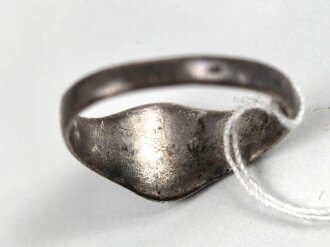 "Turnerbund" Fingerring , stark getragenes Stück, Höhe  11mm. Kein Hakenkreuz oder Sonnenrad, sondern vier "F" für "Frisch, Fromm, Fröhlich, Frei" dem Wahlspruch der deutschen Turner