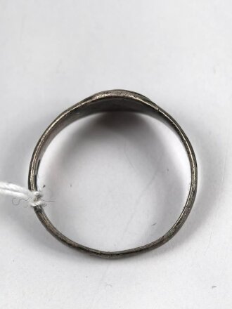 "Turnerbund" Fingerring , stark getragenes Stück, Höhe  11mm. Kein Hakenkreuz oder Sonnenrad, sondern vier "F" für "Frisch, Fromm, Fröhlich, Frei" dem Wahlspruch der deutschen Turner