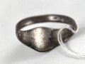 "Turnerbund" Fingerring , stark getragenes Stück, Höhe  11mm. Kein Hakenkreuz oder Sonnenrad, sondern vier "F" für "Frisch, Fromm, Fröhlich, Frei" dem Wahlspruch der deutschen Turner