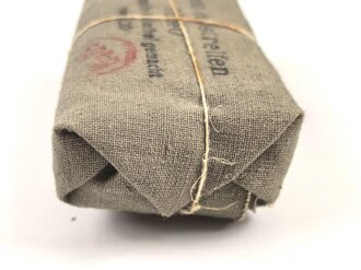 Verbandpäckchen Wehrmacht für den Verbandkasten und die Verbandspäckchentasche der Feldbluse. Kleines Modell datiert 1940