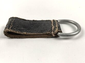 Aufschiebeschlaufe  Wehrmacht , datiert 1943. Wurde benutzt um z.B. die Feldflasche ans Koppel zu hängen