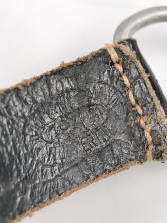 Aufschiebeschlaufe  Wehrmacht , datiert 1943. Wurde benutzt um z.B. die Feldflasche ans Koppel zu hängen