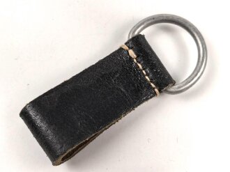 Aufschiebeschlaufe  Wehrmacht , datiert 1943. Wurde benutzt um z.B. die Feldflasche ans Koppel zu hängen