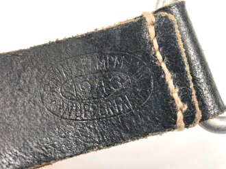 Aufschiebeschlaufe  Wehrmacht , datiert 1943. Wurde benutzt um z.B. die Feldflasche ans Koppel zu hängen