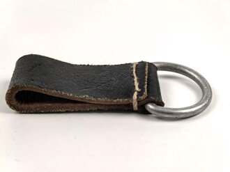 Aufschiebeschlaufe  Wehrmacht , datiert 1943. Wurde benutzt um z.B. die Feldflasche ans Koppel zu hängen