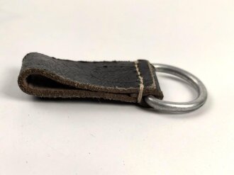 Aufschiebeschlaufe  Wehrmacht , datiert 1942. Wurde benutzt um z.B. die Feldflasche ans Koppel zu hängen