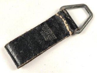 Aufschiebeschlaufe  Wehrmacht , datiert 1942. Wurde benutzt um z.B. die Feldflasche ans Koppel zu hängen