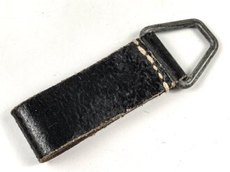 Aufschiebeschlaufe  Wehrmacht , datiert 1942. Wurde benutzt um z.B. die Feldflasche ans Koppel zu hängen