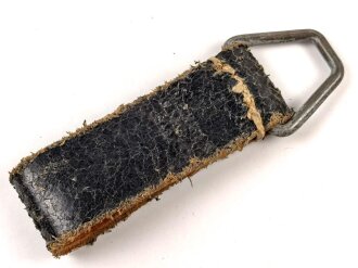 Aufschiebeschlaufe  Wehrmacht , datiert 1942. Wurde benutzt um z.B. die Feldflasche ans Koppel zu hängen