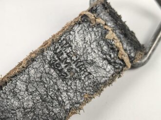 Aufschiebeschlaufe  Wehrmacht , datiert 1942. Wurde benutzt um z.B. die Feldflasche ans Koppel zu hängen