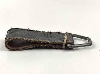 Aufschiebeschlaufe  Wehrmacht , datiert 1942. Wurde benutzt um z.B. die Feldflasche ans Koppel zu hängen