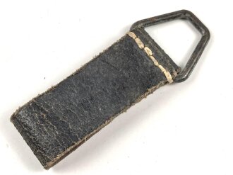 Aufschiebeschlaufe  Wehrmacht , datiert 1942. Wurde benutzt um z.B. die Feldflasche ans Koppel zu hängen