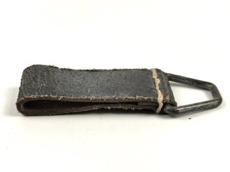 Aufschiebeschlaufe  Wehrmacht , datiert 1942. Wurde benutzt um z.B. die Feldflasche ans Koppel zu hängen