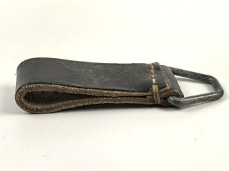 Aufschiebeschlaufe  Wehrmacht . Wurde benutzt um z.B. die Feldflasche ans Koppel zu hängen