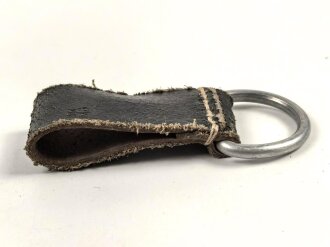 Aufschiebeschlaufe  Wehrmacht . Wurde benutzt um z.B. die Feldflasche ans Koppel zu hängen
