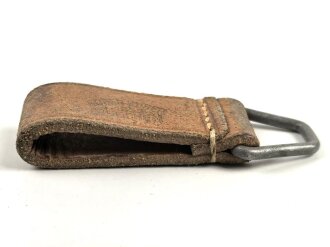 Aufschiebeschlaufe  Wehrmacht , datiert 1939. Wurde benutzt um z.B. die Feldflasche ans Koppel zu hängen