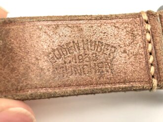 Aufschiebeschlaufe  Wehrmacht , datiert 1939. Wurde benutzt um z.B. die Feldflasche ans Koppel zu hängen