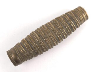 Griffstück für eine Blankwaffe, Alter und Herkunft unbekannt. Gesamthöhe 90mm, Stärke an den Enden aussen gemessen 17,2 und 18,5mm