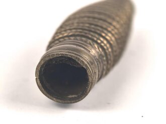 Griffstück für eine Blankwaffe, Alter und Herkunft unbekannt. Gesamthöhe 90mm, Stärke an den Enden aussen gemessen 17,2 und 18,5mm