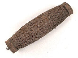 Griffstück für eine Blankwaffe, Alter und Herkunft unbekannt. Gesamthöhe 107mm, Stärke an den Enden aussen gemessen 21,6mm