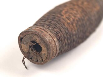 Griffstück für eine Blankwaffe, Alter und Herkunft unbekannt. Gesamthöhe 107mm, Stärke an den Enden aussen gemessen 21,6mm