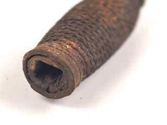 Griffstück für eine Blankwaffe, Alter und Herkunft unbekannt. Gesamthöhe 107mm, Stärke an den Enden aussen gemessen 21,6mm