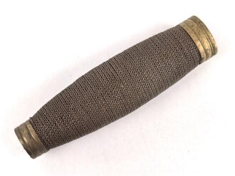 Griffstück für eine Blankwaffe, Alter und Herkunft unbekannt. Gesamthöhe 90,2mm, Stärke an den Enden aussen gemessen 15,4 und 19,9mm