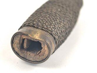 Griffstück für eine Blankwaffe, Alter und Herkunft unbekannt. Gesamthöhe 102mm, Stärke an den Enden aussen gemessen 24,8 und 27,9mm