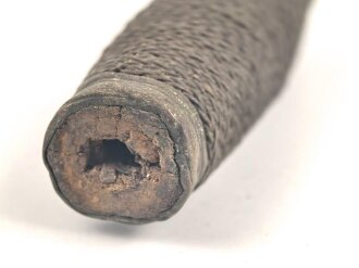 Griffstück für eine Blankwaffe, Alter und Herkunft unbekannt. Gesamthöhe 102mm, Stärke an den Enden aussen gemessen 24,8 und 27,9mm