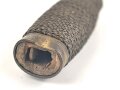 Griffstück für eine Blankwaffe, Alter und Herkunft unbekannt. Gesamthöhe 102mm, Stärke an den Enden aussen gemessen 24,8 und 27,9mm