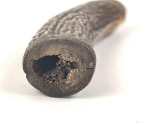 Griffstück für eine Blankwaffe, Alter und Herkunft unbekannt. Gesamthöhe 107mm, Stärke an den Enden aussen gemessen 20 und 32mm