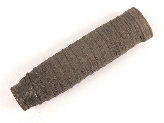 Griffstück für eine Blankwaffe, Alter und Herkunft unbekannt. Gesamthöhe 111mm, Stärke an den Enden aussen gemessen 20,1 und 27,9mm