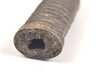 Griffstück für eine Blankwaffe, Alter und Herkunft unbekannt. Gesamthöhe 111mm, Stärke an den Enden aussen gemessen 20,1 und 27,9mm