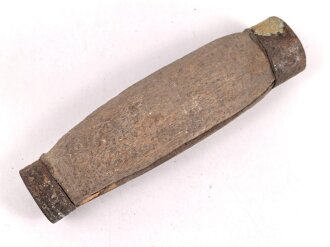 Griffstück für eine Blankwaffe, Alter und Herkunft unbekannt. Gesamthöhe 120,6mm, Stärke an den Enden aussen gemessen 24,9 und 27mm