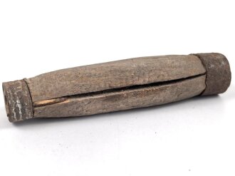 Griffstück für eine Blankwaffe, Alter und Herkunft unbekannt. Gesamthöhe 120,6mm, Stärke an den Enden aussen gemessen 24,9 und 27mm