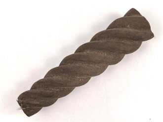 Griffstück für eine Blankwaffe, Alter und Herkunft unbekannt. Gesamthöhe 100,7mm, Stärke an den Enden aussen gemessen 15,9 und 25,5mm