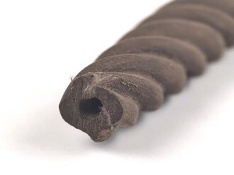 Griffstück für eine Blankwaffe, Alter und Herkunft unbekannt. Gesamthöhe 100,7mm, Stärke an den Enden aussen gemessen 15,9 und 25,5mm