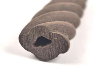 Griffstück für eine Blankwaffe, Alter und Herkunft unbekannt. Gesamthöhe 100,7mm, Stärke an den Enden aussen gemessen 15,9 und 25,5mm