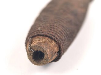 Griffstück für eine Blankwaffe, Alter und Herkunft unbekannt. Gesamthöhe 98,4mm, Stärke an den Enden aussen gemessen etwa 11 und 29,6mm