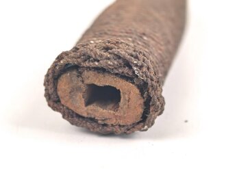 Griffstück für eine Blankwaffe, Alter und Herkunft unbekannt. Gesamthöhe 98,4mm, Stärke an den Enden aussen gemessen etwa 11 und 29,6mm