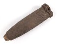 Griffstück für eine Blankwaffe, Alter und Herkunft unbekannt. Gesamthöhe 98,4mm, Stärke an den Enden aussen gemessen etwa 11 und 29,6mm