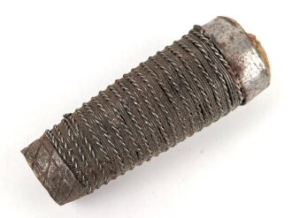 Griffstück für eine Blankwaffe, Alter und Herkunft unbekannt. Gesamthöhe 79,3mm, Stärke an den Enden aussen gemessen etwa 22 und 30,4mm