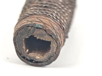 Griffstück für eine Blankwaffe, Alter und Herkunft unbekannt. Gesamthöhe 79,3mm, Stärke an den Enden aussen gemessen etwa 22 und 30,4mm