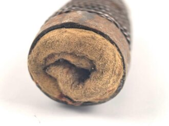 Griffstück für eine Blankwaffe, Alter und Herkunft unbekannt. Gesamthöhe 79,3mm, Stärke an den Enden aussen gemessen etwa 22 und 30,4mm